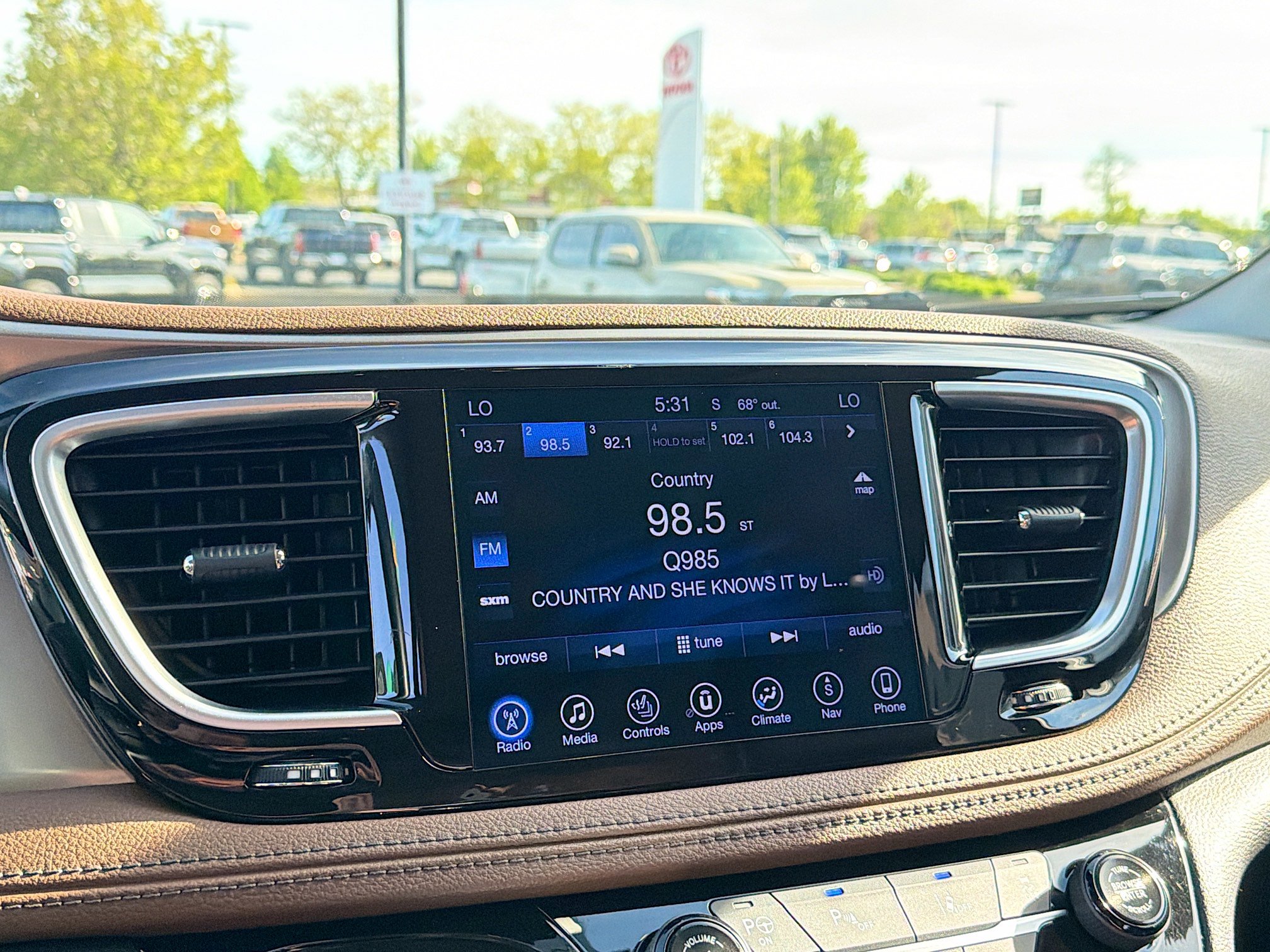 Used 2017 Chrysler Pacifica Limited w/ Advanced Safetytec Group FWD image 11
