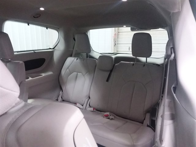 Used 2018 Chrysler Pacifica Touring-L image 15