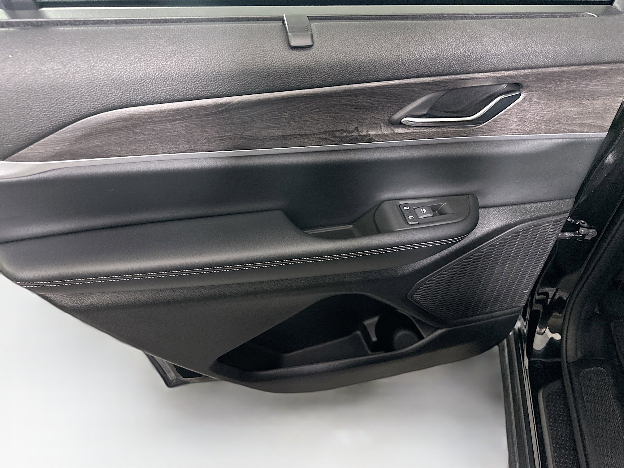 Used 2024 Jeep Grand Cherokee L Limited w/ Luxury Tech Group II image 26