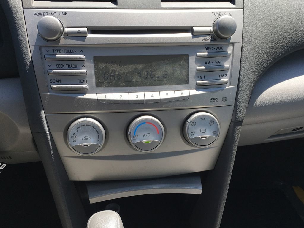 Used 2011 Toyota Camry LE FWD image 10