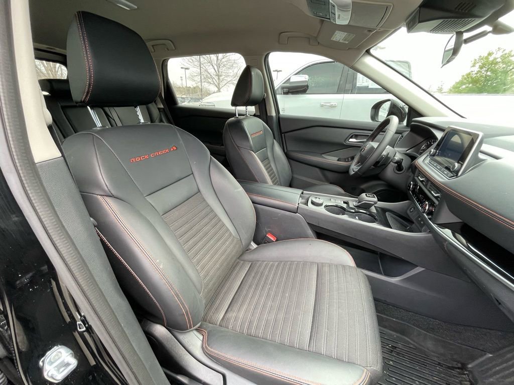 Used 2025 Nissan Rogue SV image 31