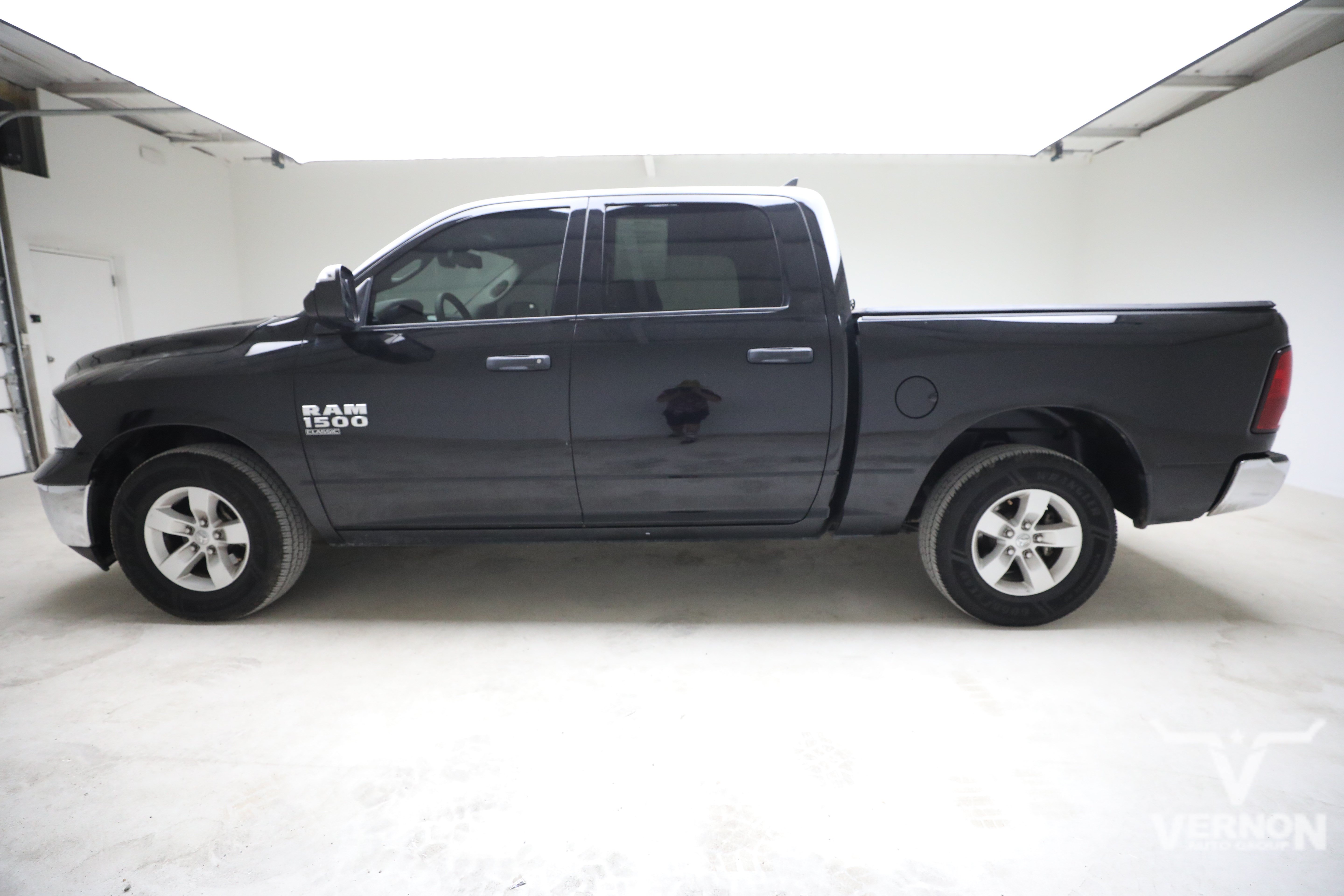 Used 2022 RAM 1500 Classic SLT w/ Trailer & Traction Group RWD image 2
