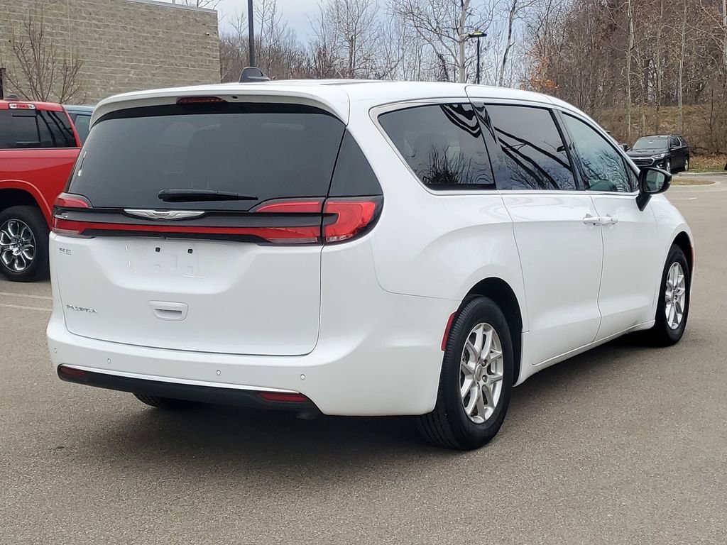 Used 2024 Chrysler Pacifica Touring-L FWD image 4