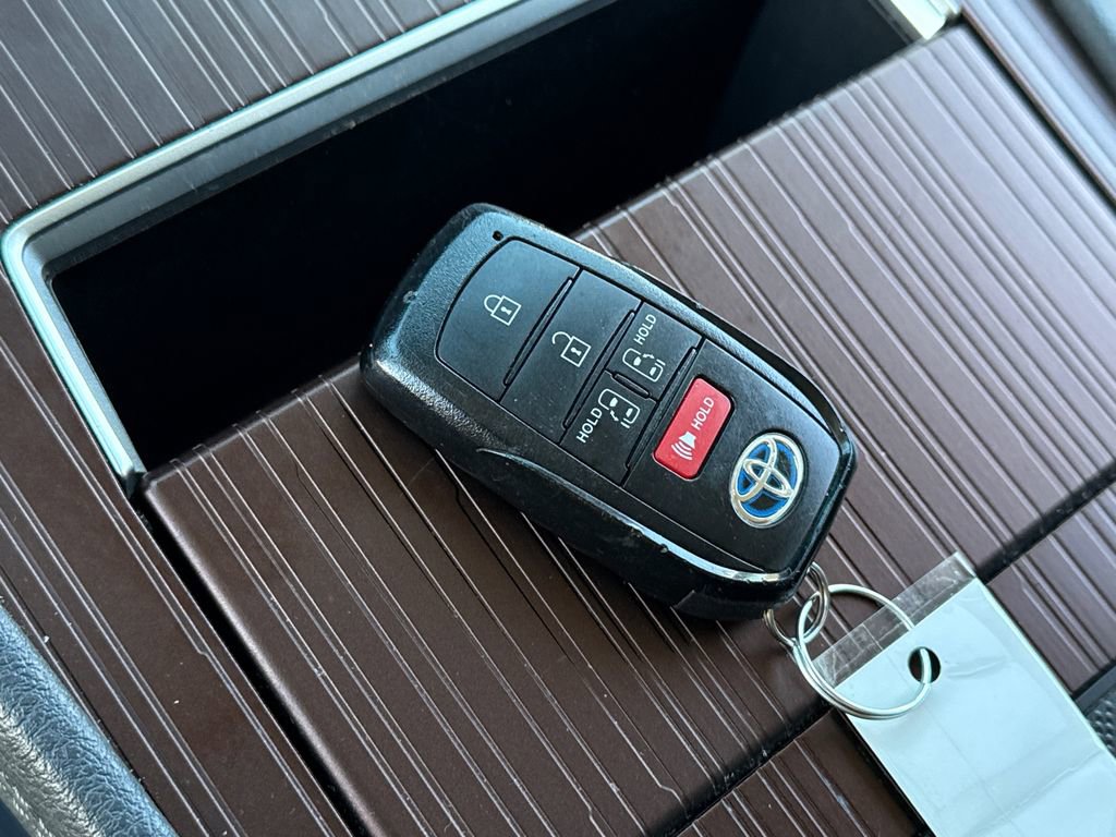 Used 2024 Toyota Sienna LE image 27