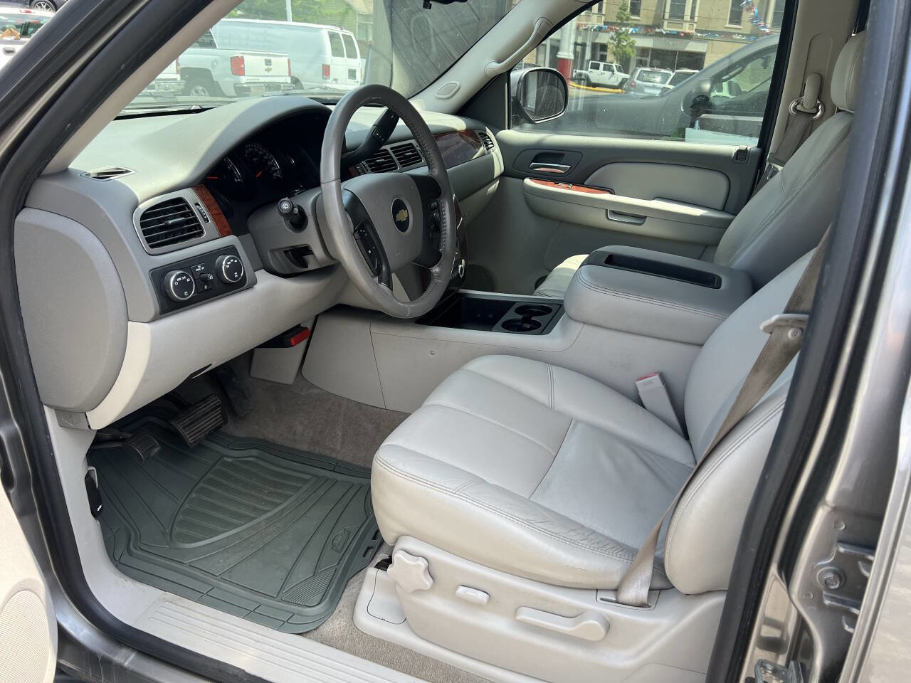 Used 2009 Chevrolet Suburban LT image 8