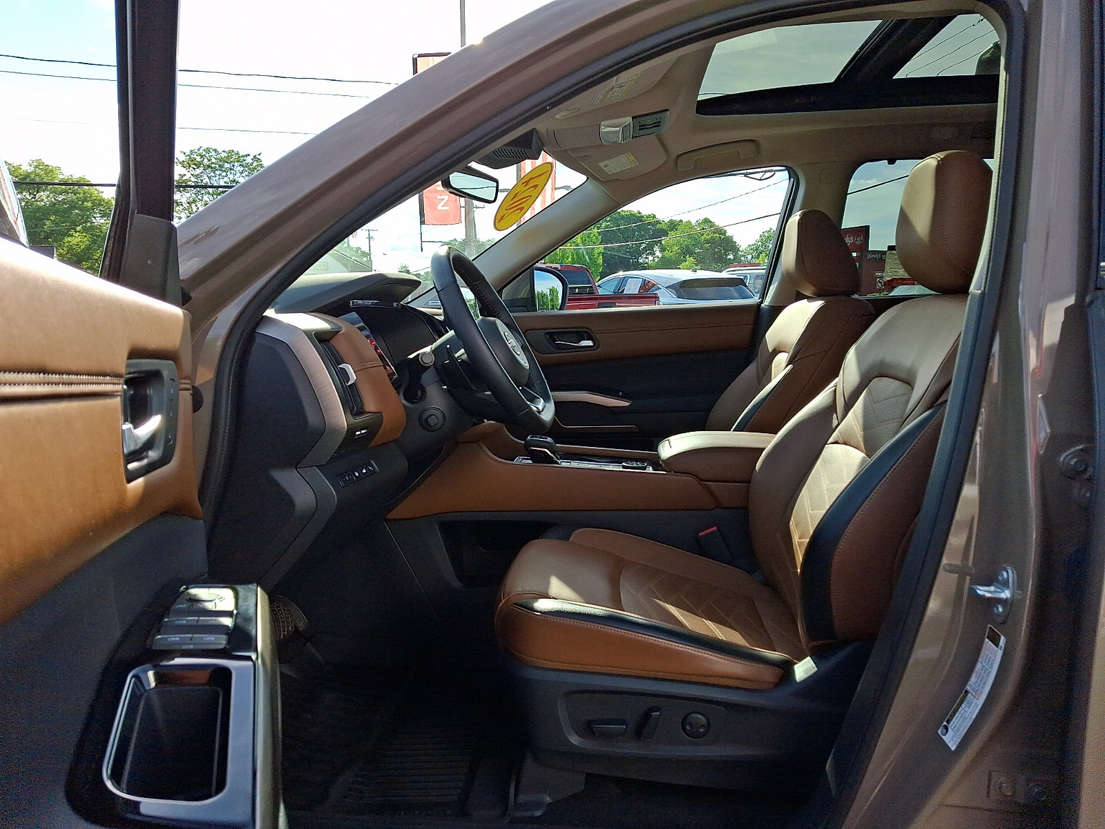 Used 2024 Nissan Pathfinder Platinum w/ Cargo Package AWD/4WD image 17