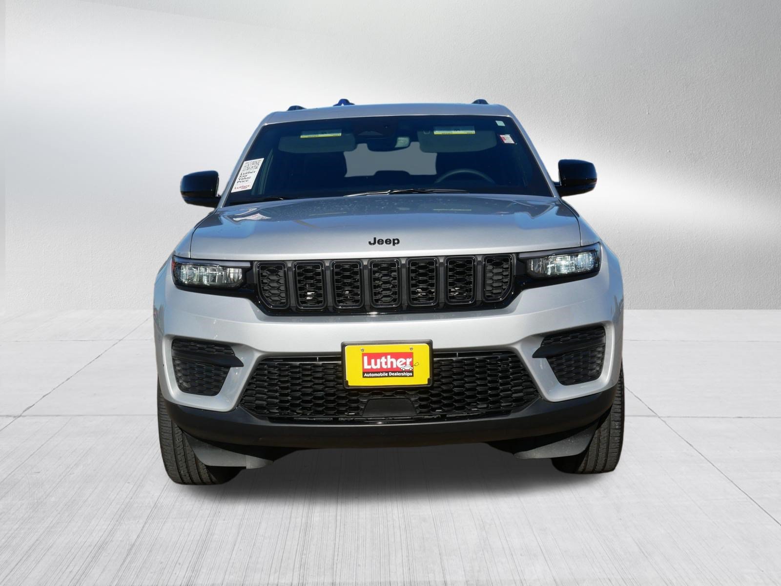 Used 2023 Jeep Grand Cherokee Altitude AWD/4WD image 2