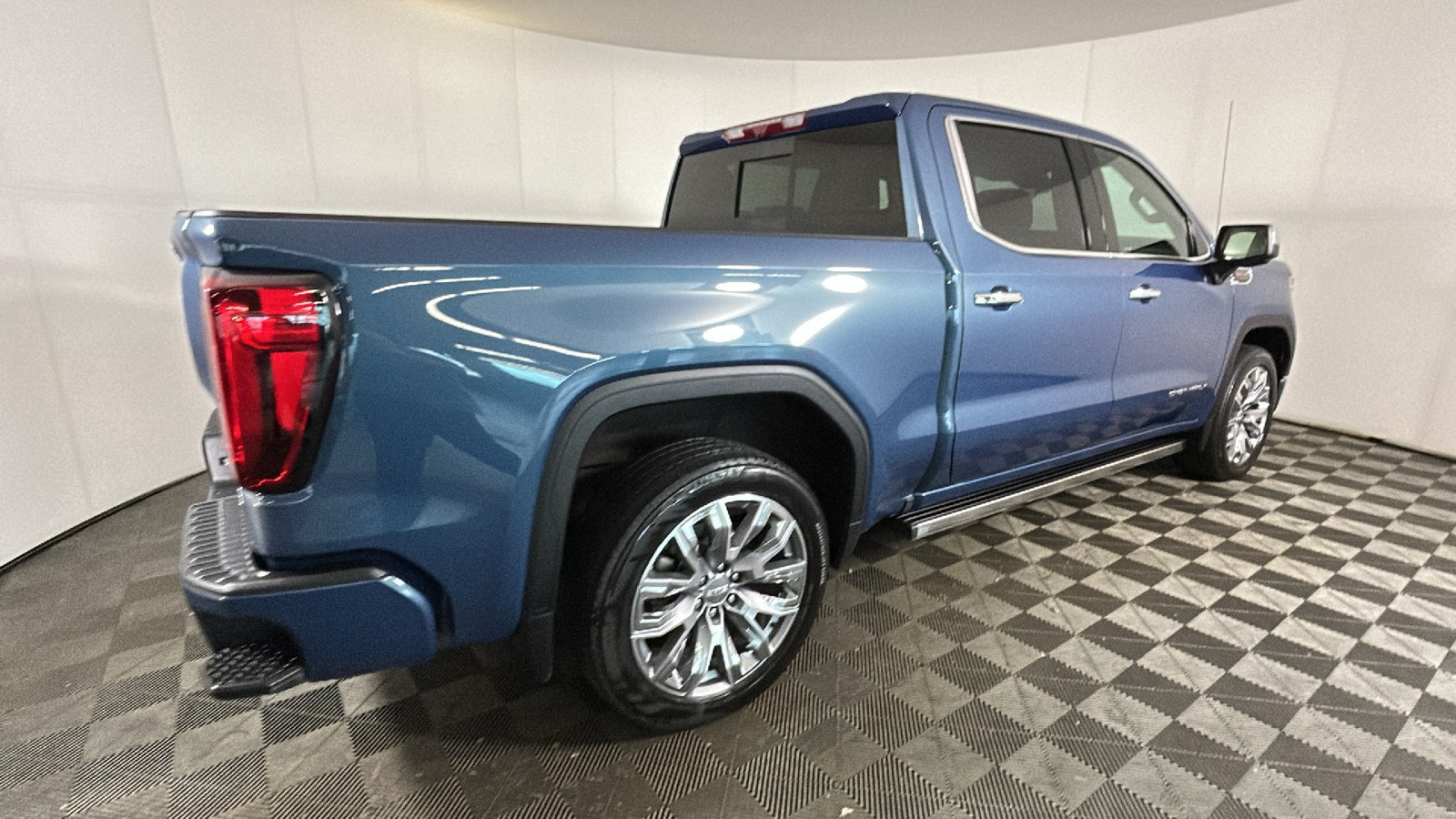 Used 2024 GMC Sierra 1500 Denali AWD/4WD image 3