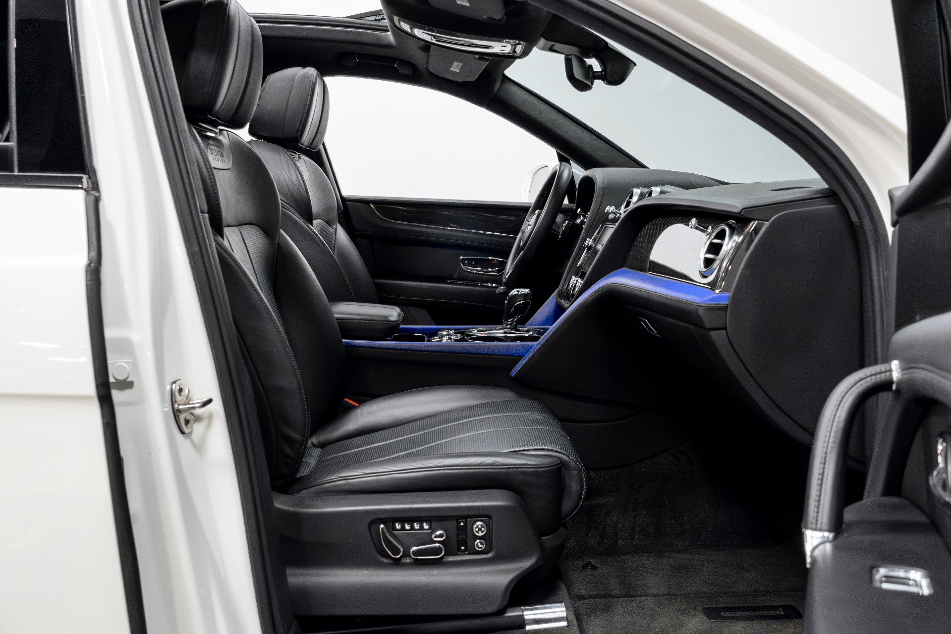 Used 2020 Bentley Bentayga Design Series image 23