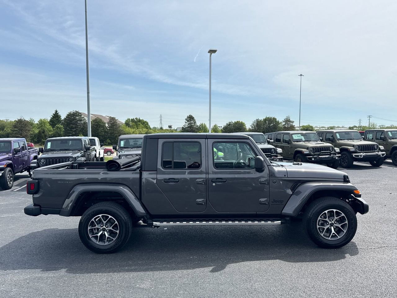 Used 2024 Jeep Gladiator Sport AWD/4WD image 2