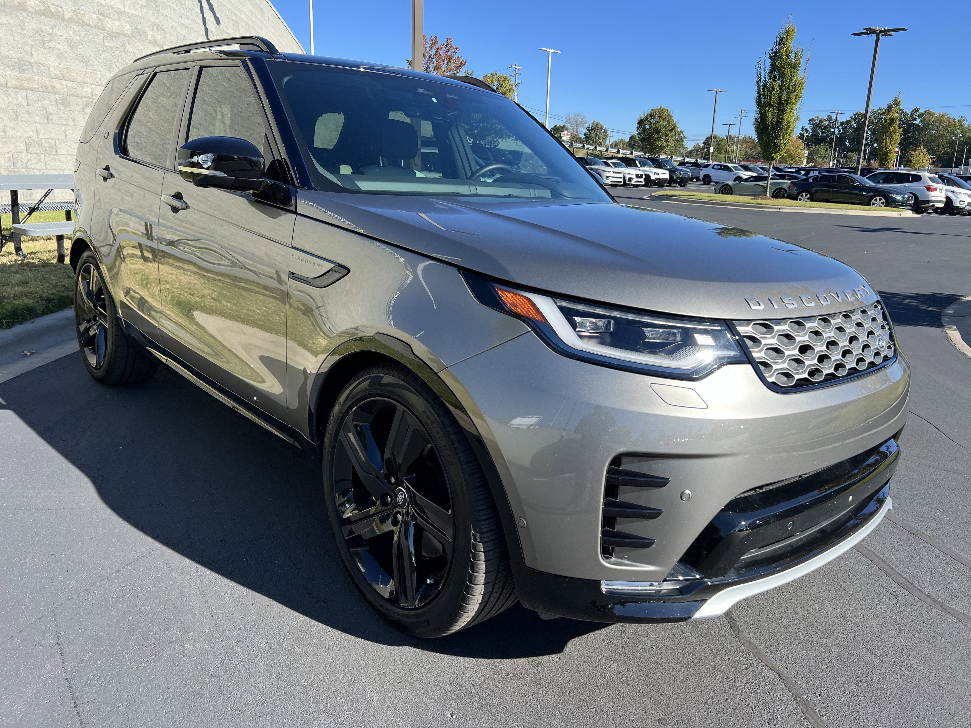 Used 2024 Land Rover Discovery Metropolitan Edition image 8