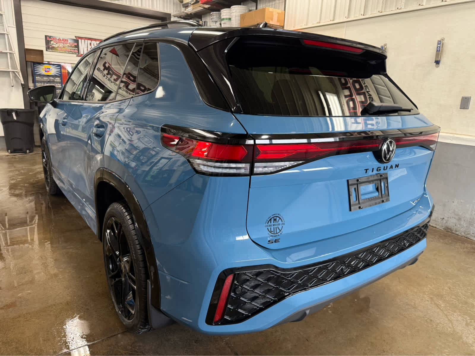 Used 2025 Volkswagen Tiguan SE R-Line AWD/4WD image 7