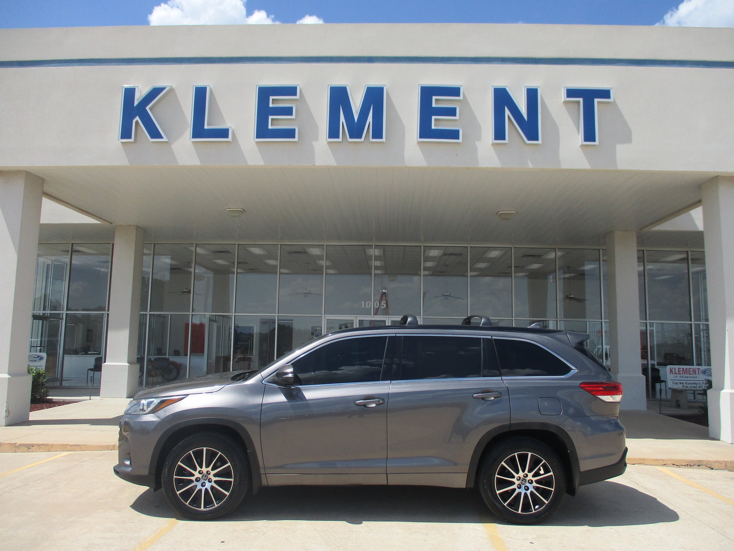 Used 2017 Toyota Highlander SE w/ Carpet Mat Package