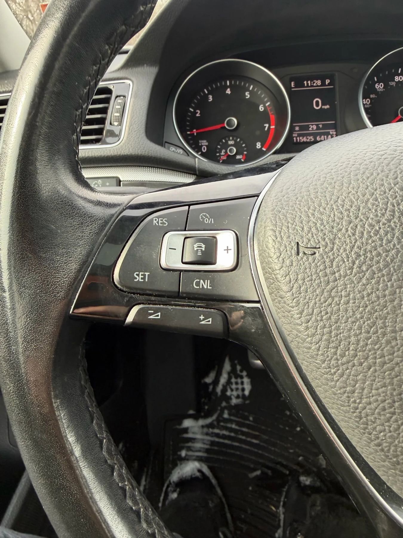 Used 2018 Volkswagen Passat 2.0T SE image 15