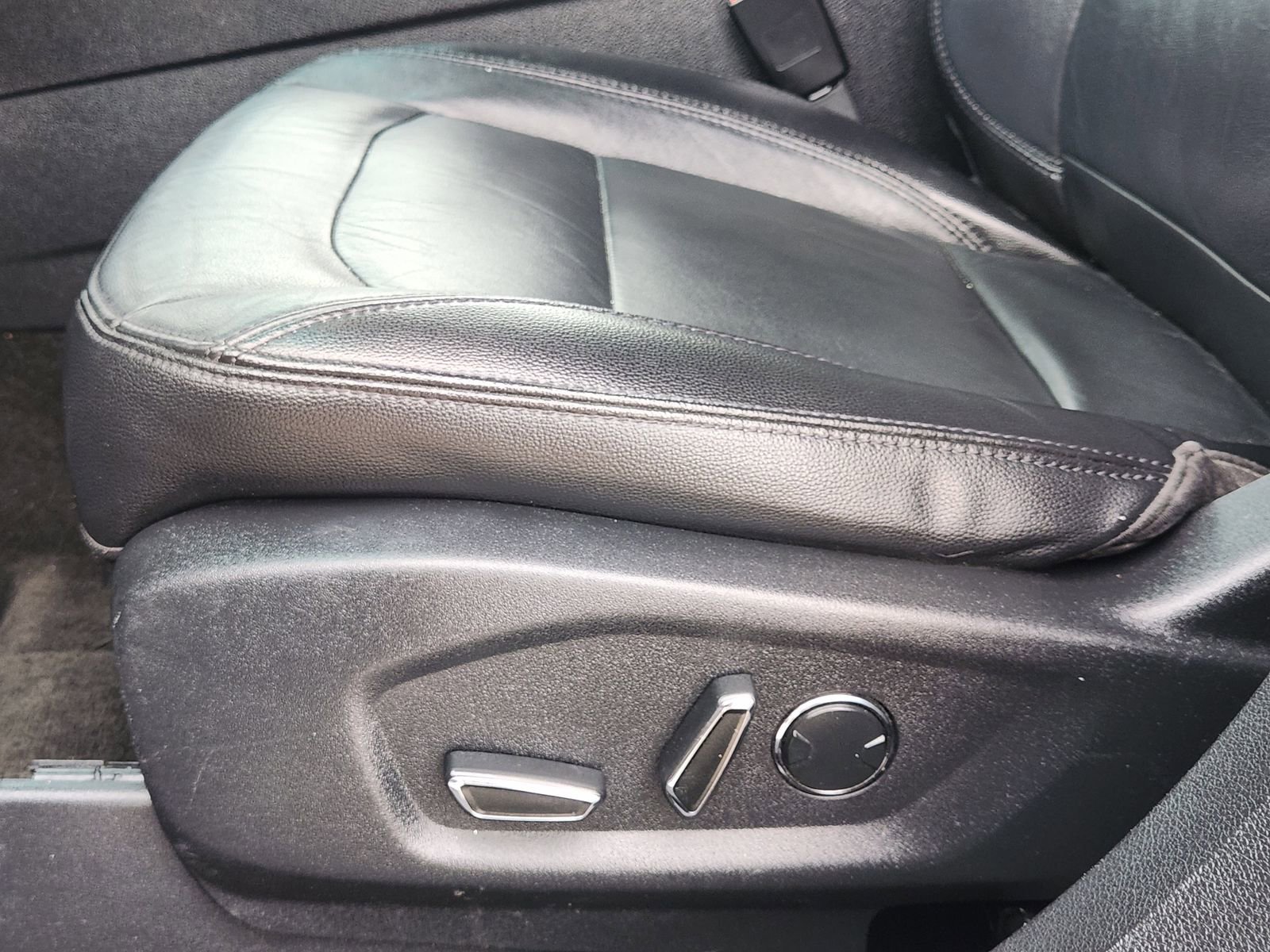 Used 2016 Ford Explorer XLT w/ Equipment Group 202A image 26