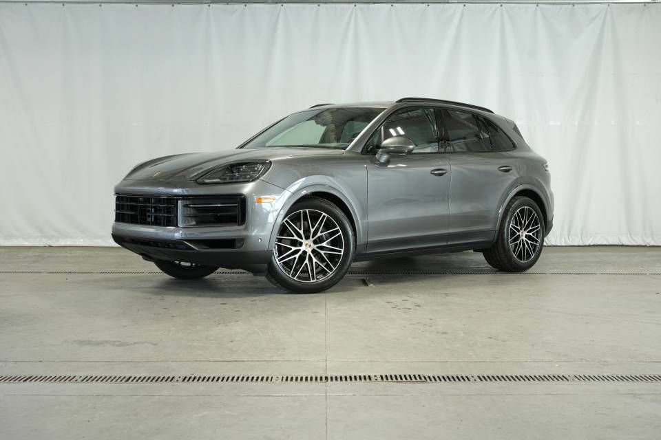 Certified 2025 Porsche Cayenne image 1