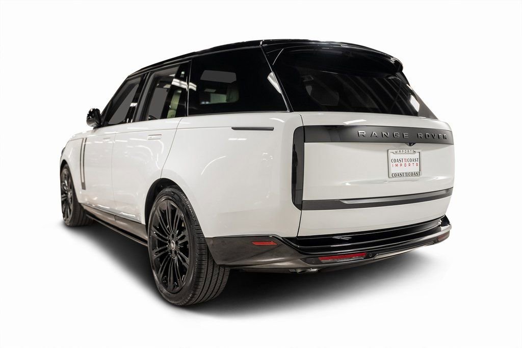 Used 2025 Land Rover Range Rover SE image 3