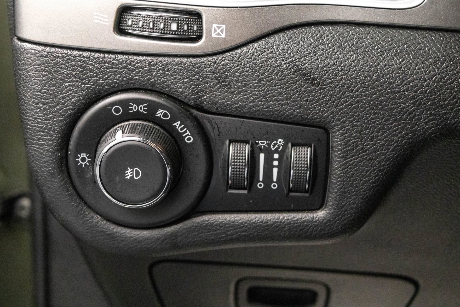 Used 2019 Jeep Cherokee Latitude Plus image 18