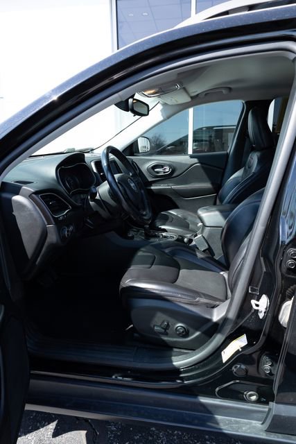 Used 2020 Jeep Cherokee Trailhawk w/ Cold Weather Group image 16