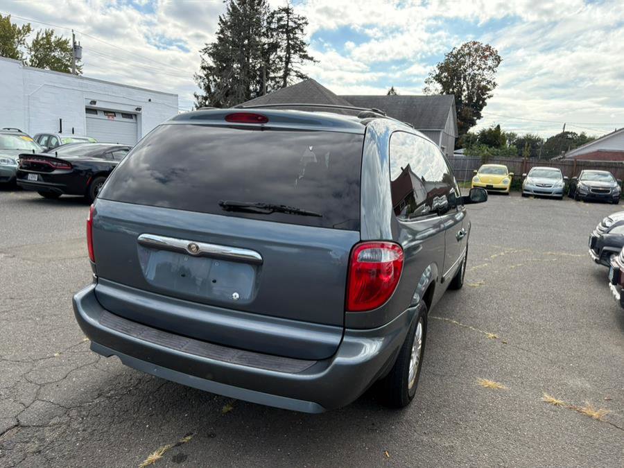 Used 2007 Chrysler Town & Country Touring image 4