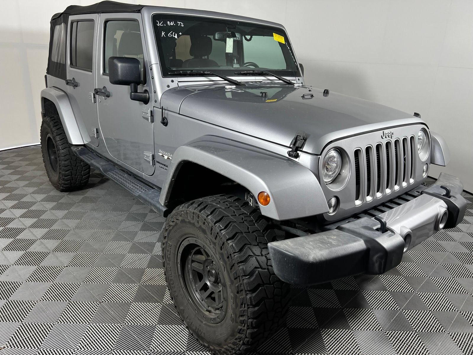 Used 2018 Jeep Wrangler Unlimited Sahara AWD/4WD image 3