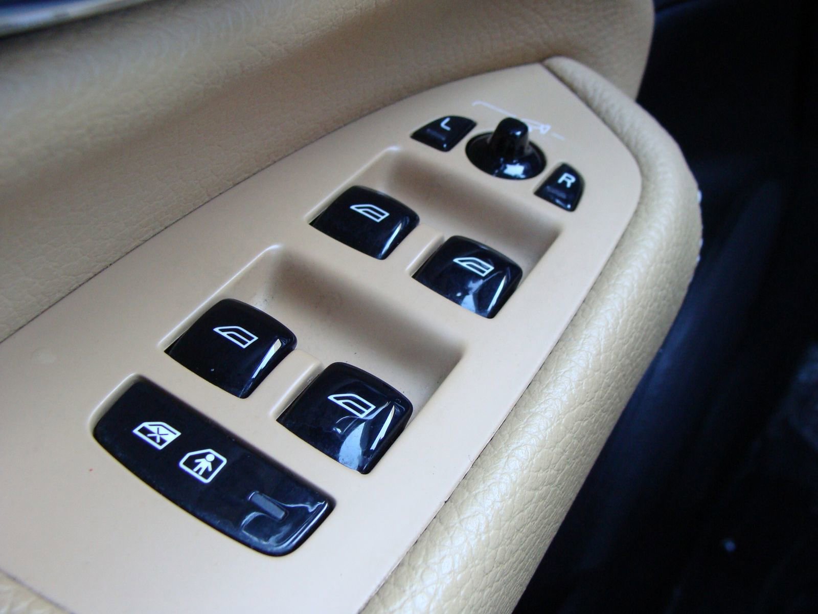 Used 2016 Volvo XC90 T6 Momentum w/ Momentum Plus Package image 29