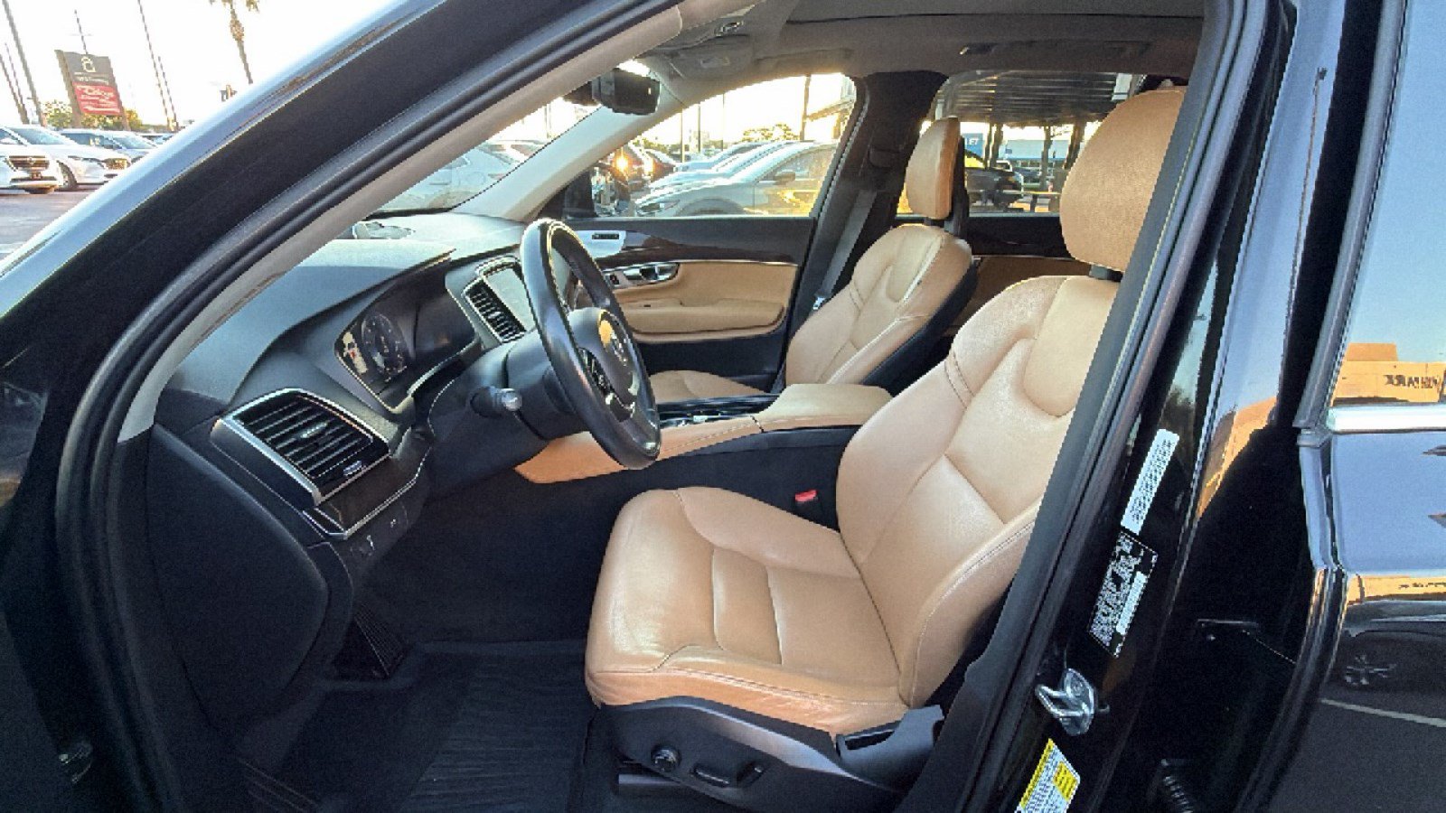 Used 2016 Volvo XC90 T6 Momentum w/ Momentum Plus Package AWD/4WD image 12