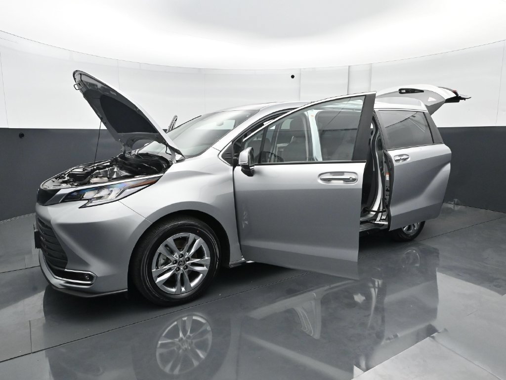 Used 2024 Toyota Sienna Limited AWD/4WD image 31