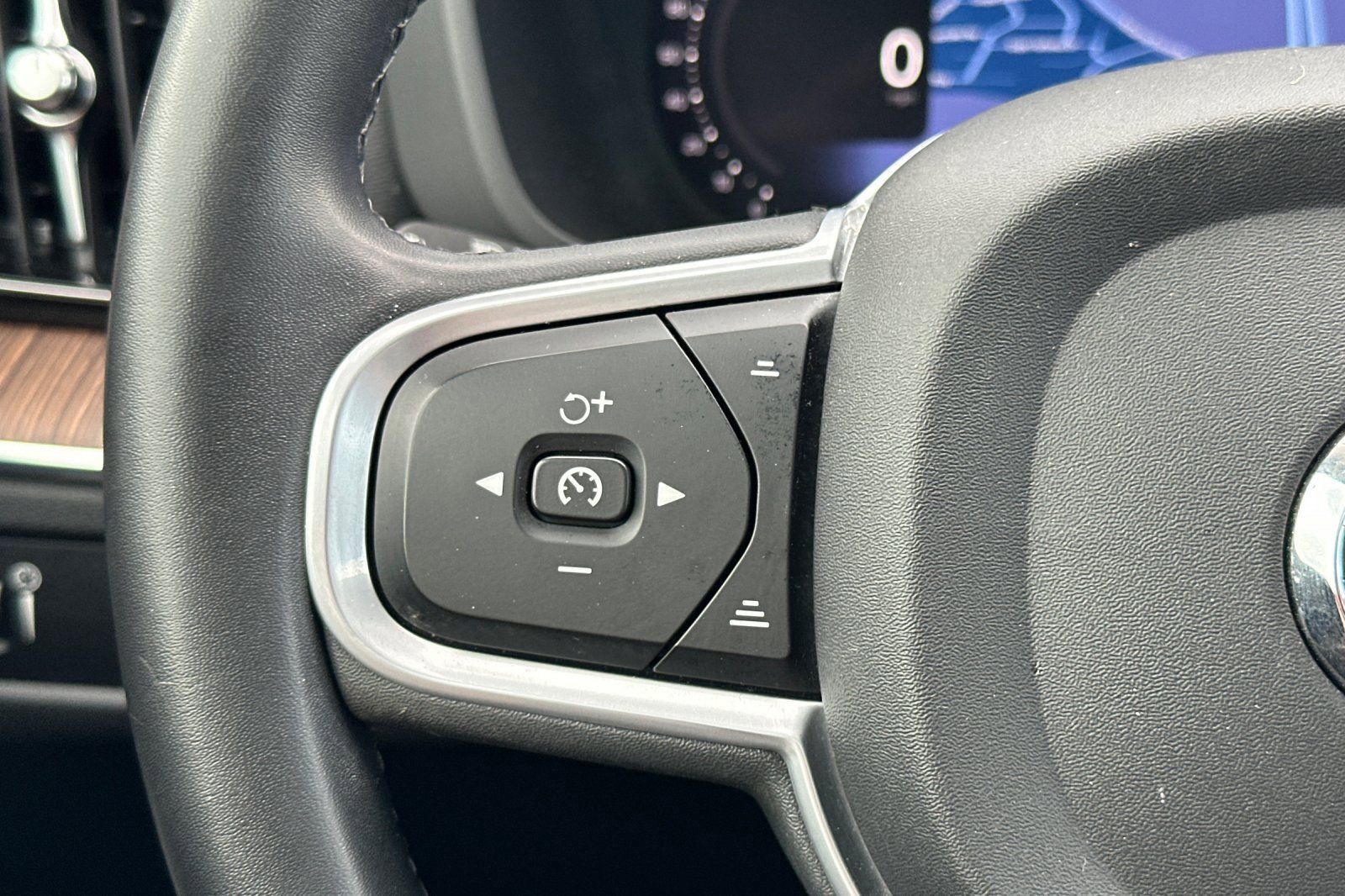 Used 2022 Volvo XC60 B5 Momentum w/ Advanced Package image 26