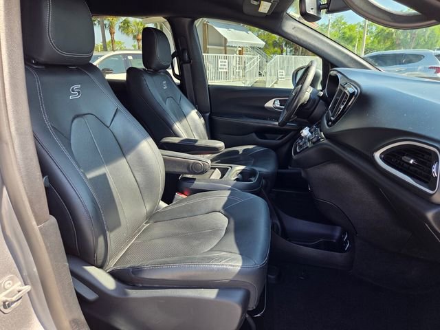 Certified 2020 Chrysler Pacifica Touring-L w/ S Appearance Package image 17