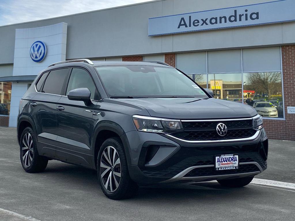 Used 2022 Volkswagen Taos SE w/ Panoramic Sunroof Package
