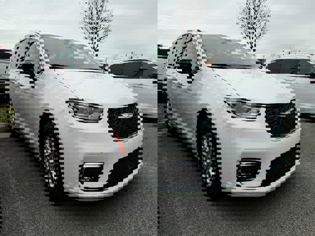 Used 2024 Chrysler Pacifica Touring-L image 2