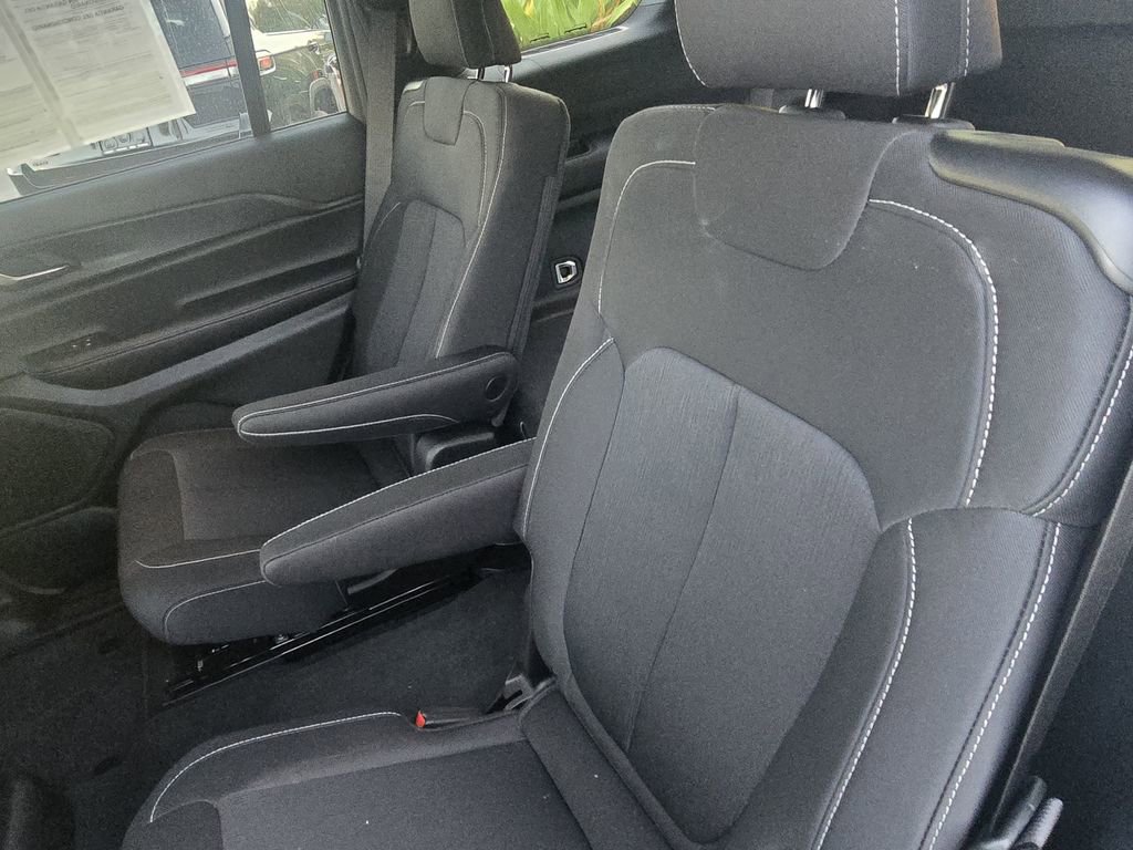 Used 2025 Jeep Grand Cherokee L Laredo image 12