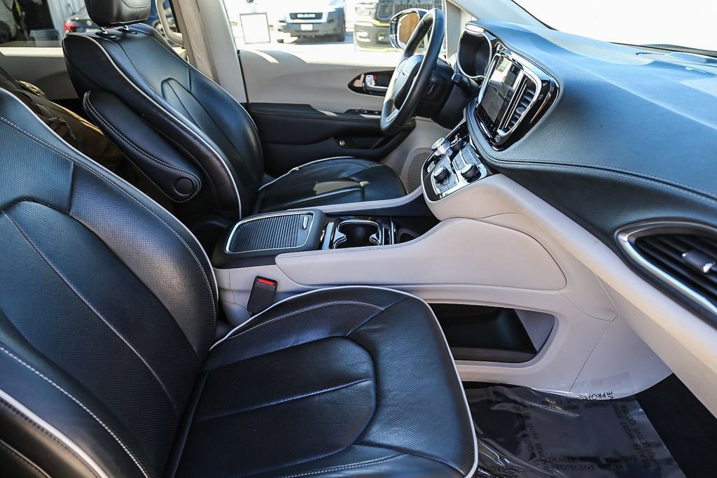Used 2023 Chrysler Pacifica Limited image 17