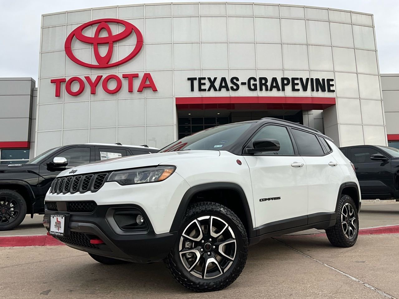Used 2025 Jeep Compass Trailhawk w/ Trailer Tow Group AWD/4WD image 2