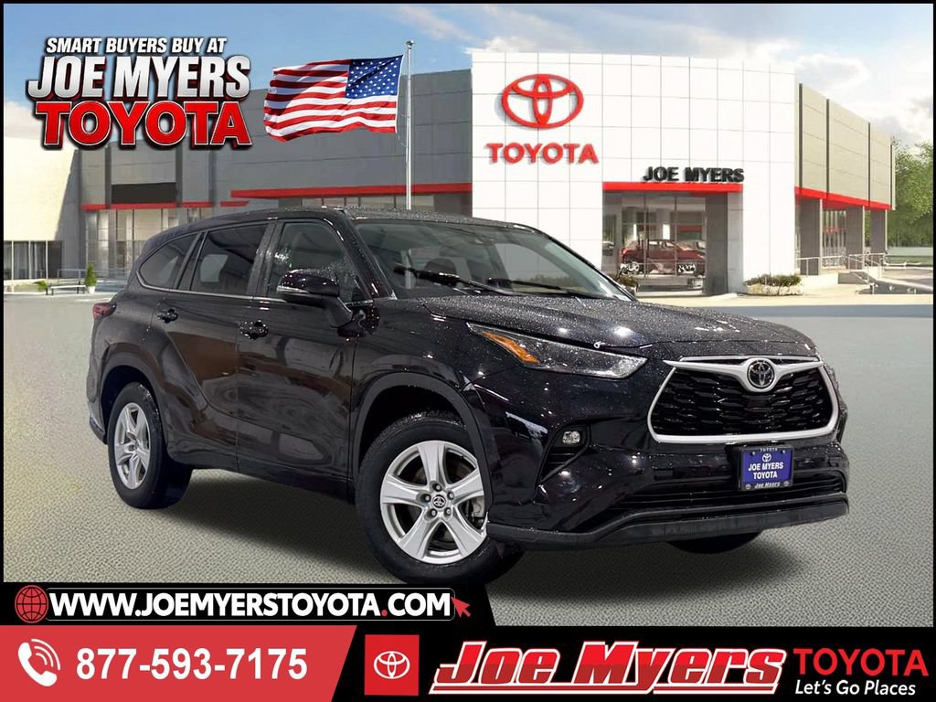 Used 2024 Toyota Highlander LE FWD image 1