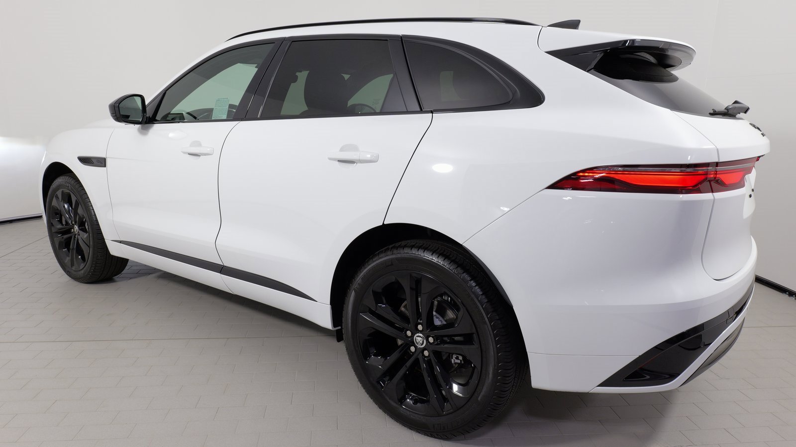 Used 2025 Jaguar F-PACE R-Dynamic S image 29