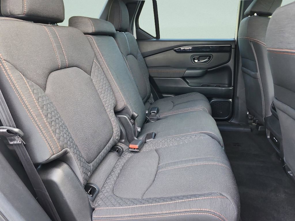 Used 2025 Honda Pilot Sport image 31