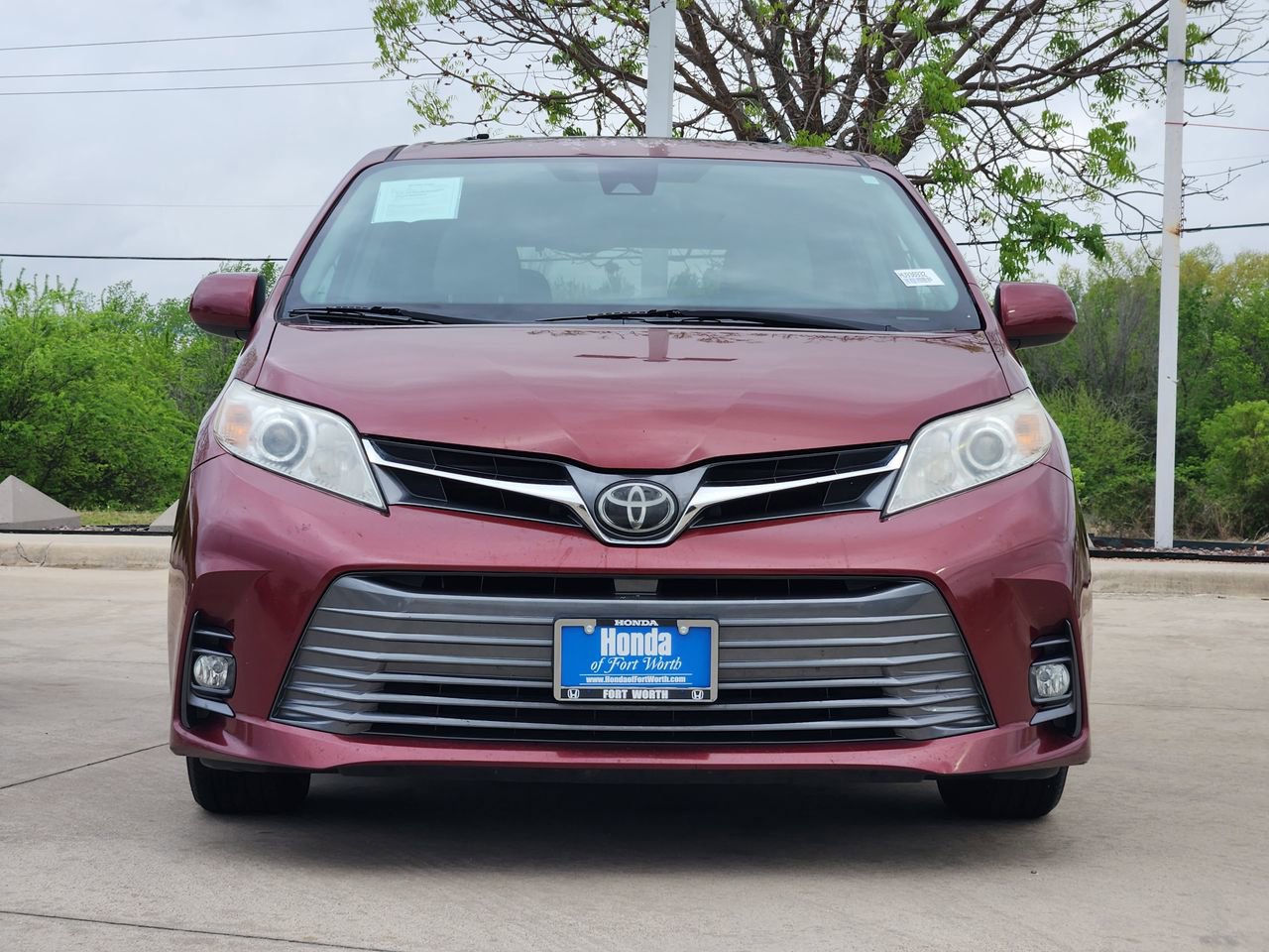 Used 2018 Toyota Sienna XLE image 2
