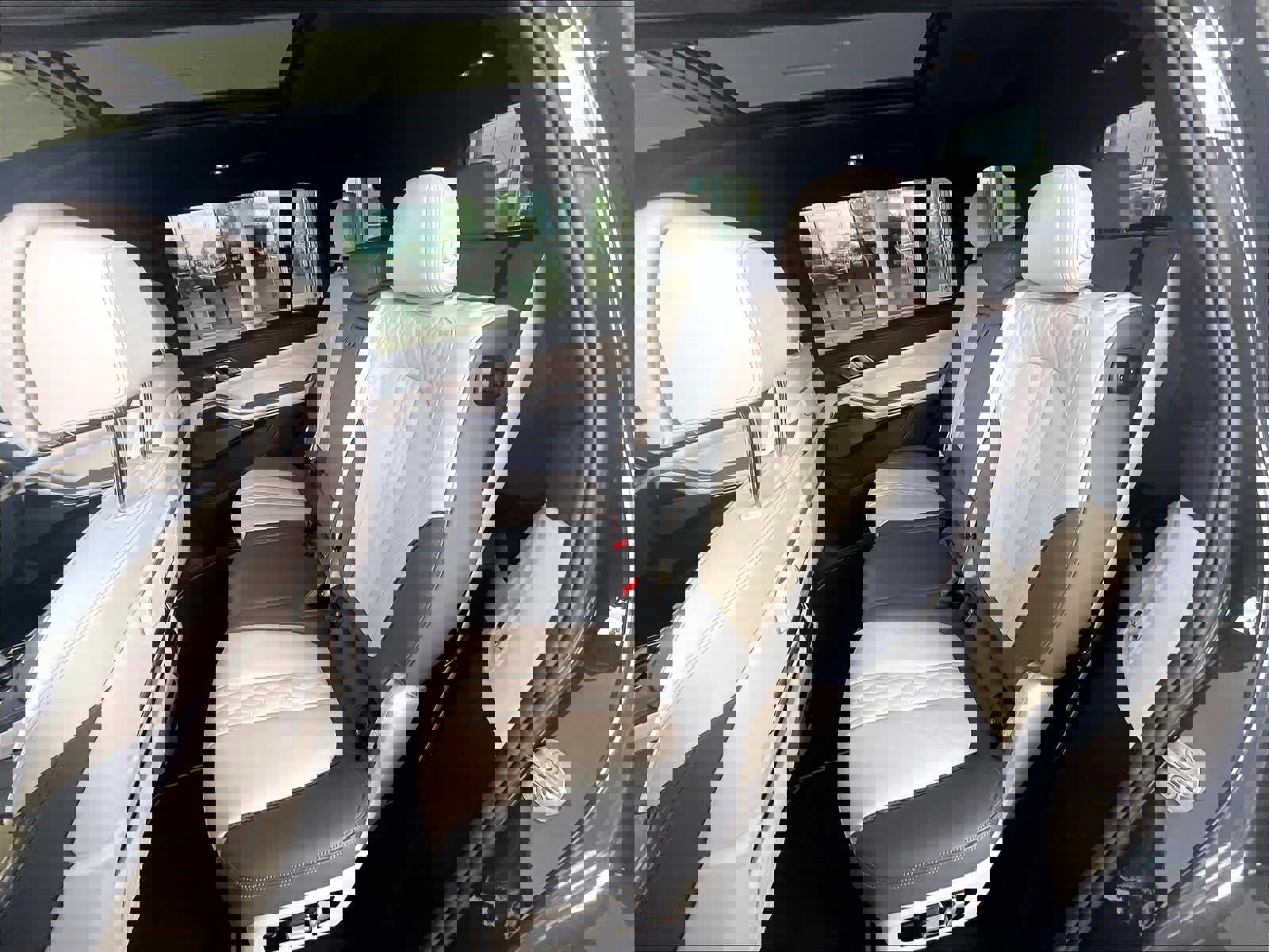 Used 2024 BMW X7 M60i w/ Executive Package image 26