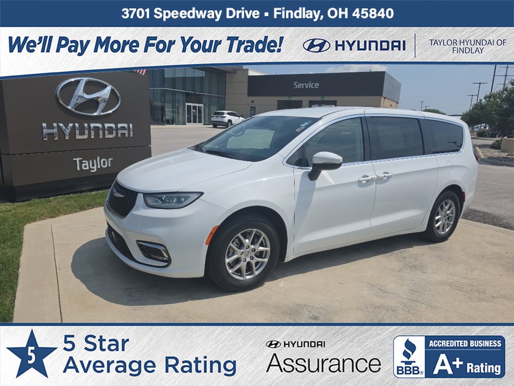 Used 2023 Chrysler Pacifica Touring-L FWD image 1
