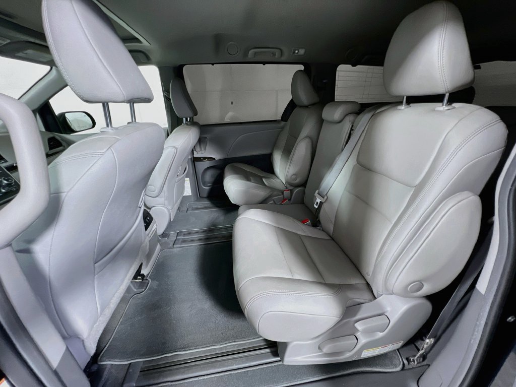 Used 2019 Toyota Sienna XLE FWD image 24