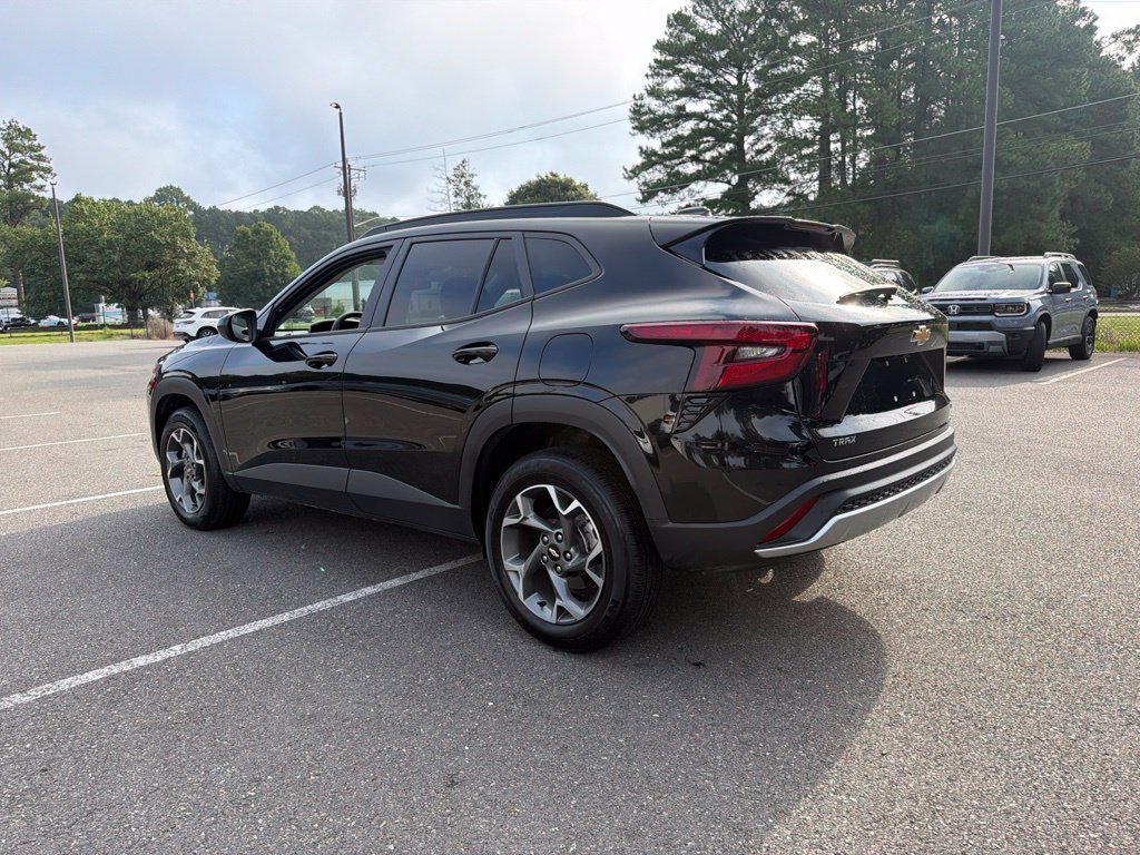 Used 2025 Chevrolet Trax LT FWD image 7