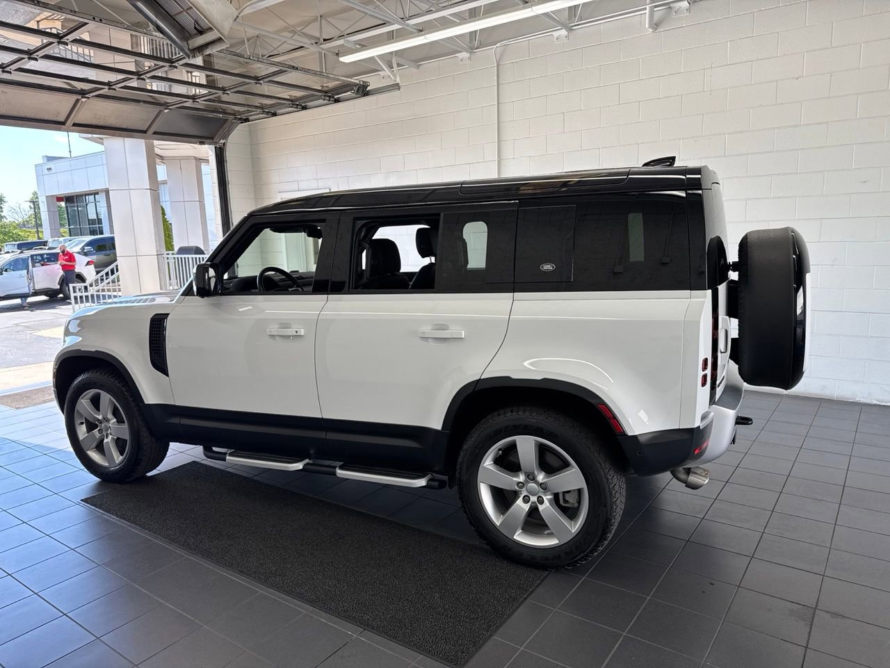 Used 2024 Land Rover Defender 110 SE AWD/4WD image 5
