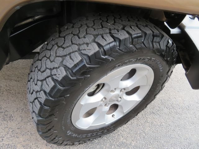 Used 2015 Jeep Wrangler Unlimited Sahara w/ Connectivity Group AWD/4WD image 12