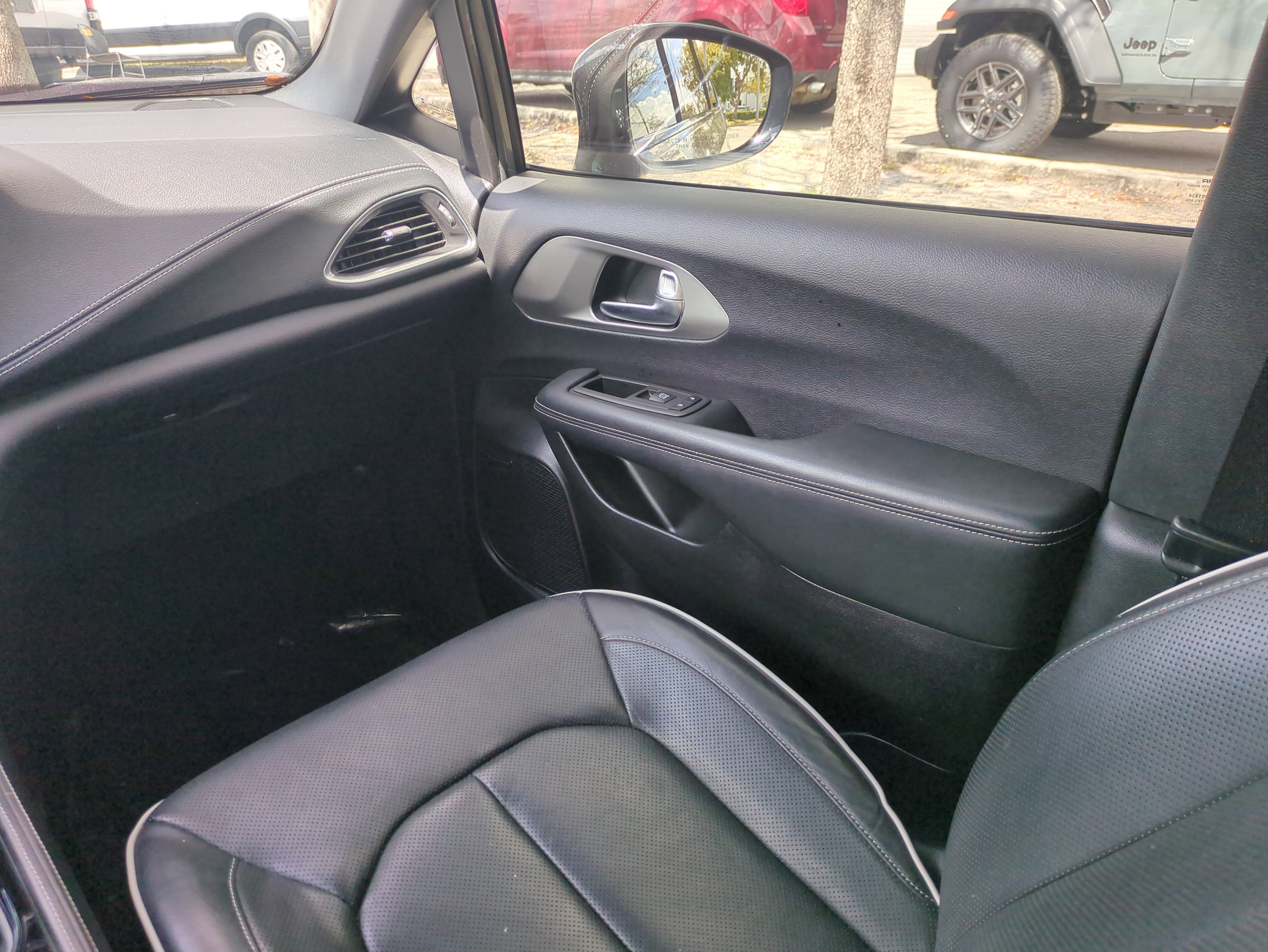 Certified 2023 Chrysler Pacifica Limited w/ Uconnect Theater Family Group image 16