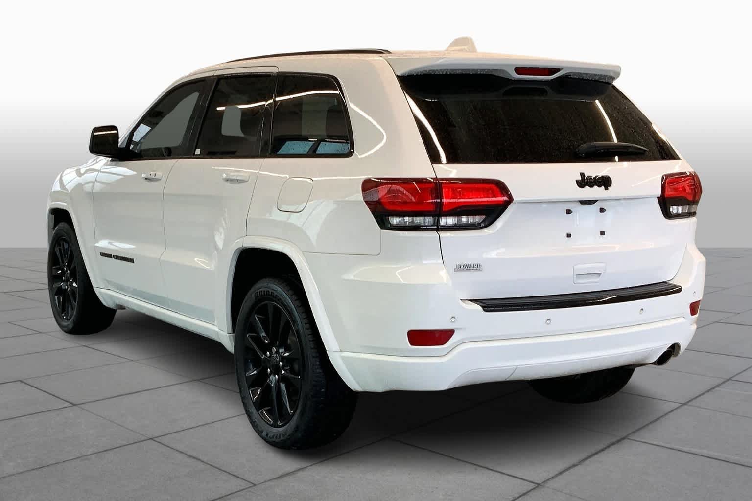 Used 2018 Jeep Grand Cherokee Altitude RWD image 12