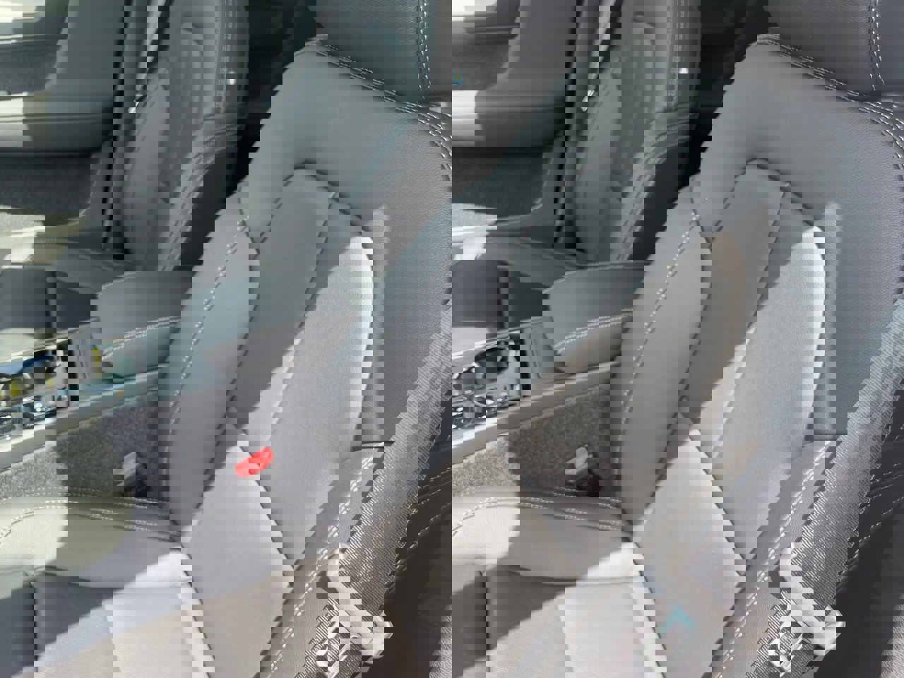 New 2026 Volvo XC40 B5 Ultra w/ Protection Package Premier image 17