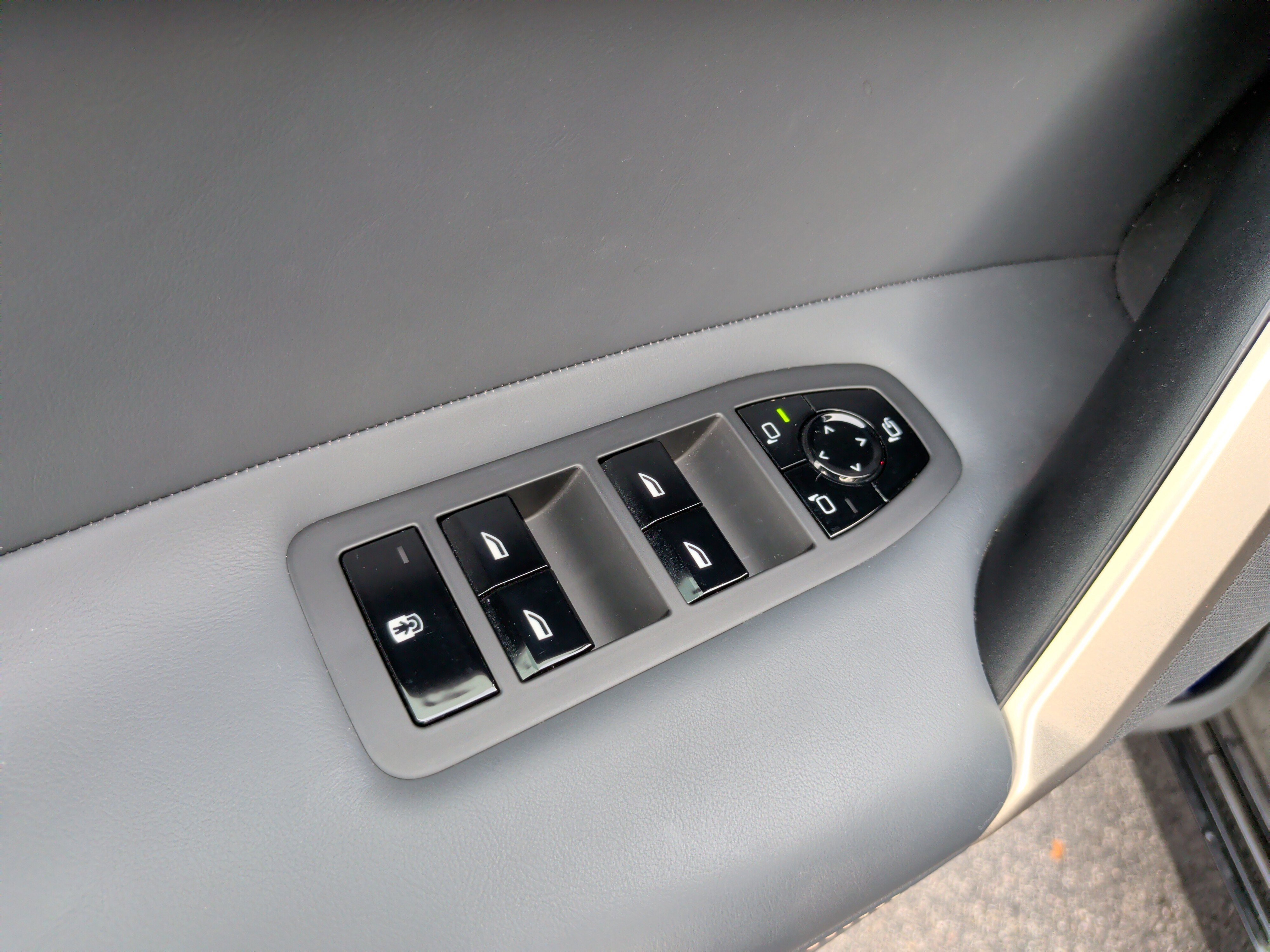 Certified 2023 BMW iX M60 w/ Executive Package image 28