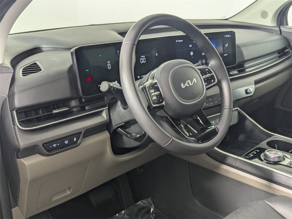 Used 2025 Kia Carnival EX image 11